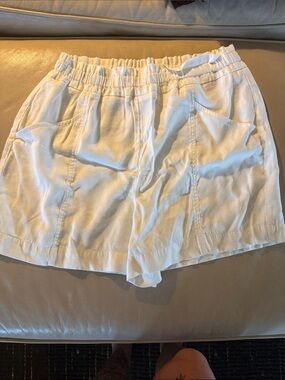 Women's White Elastic-Waist Shorts 0066